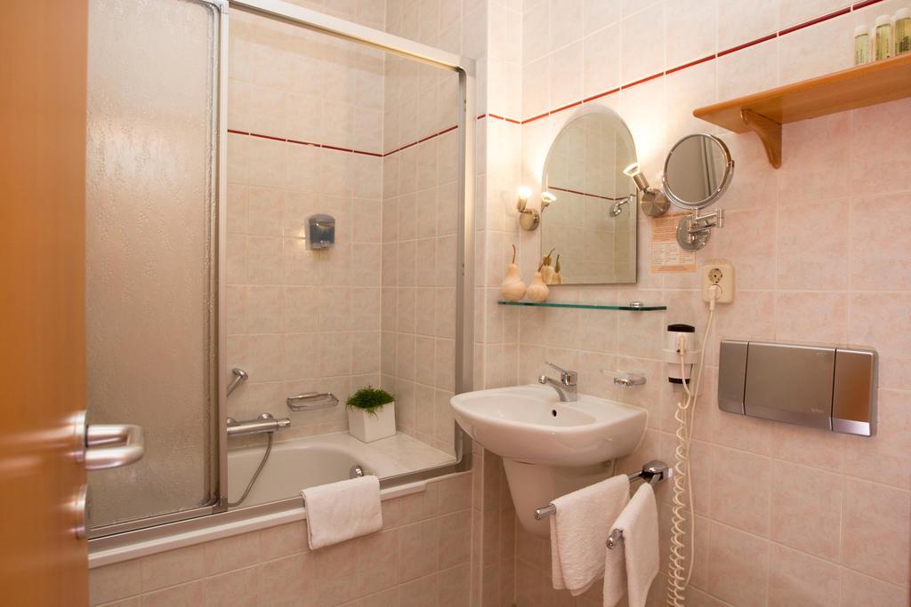 Hotel Heinz Plauen Ngoại thất bức ảnh